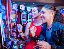 မြန်မာ ကစားသမား Live Card Game Poker Table